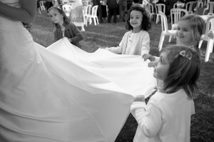 photo-mariage petites filles tenant une robe de mariée