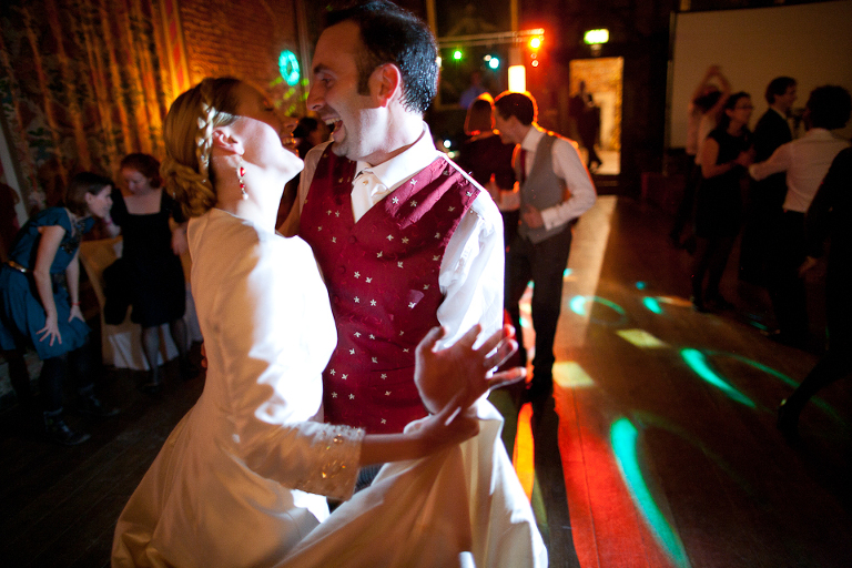 les mariés dansent pendant la soirée