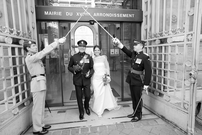 Mariés sortant de la mairie du XVIe arrondissement