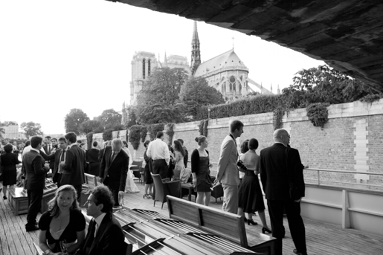 Cocktail de mariage sur un bateau sur la Seine