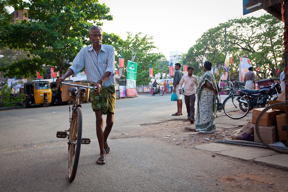 Un homme avec son vélo dans le sud de l'Inde