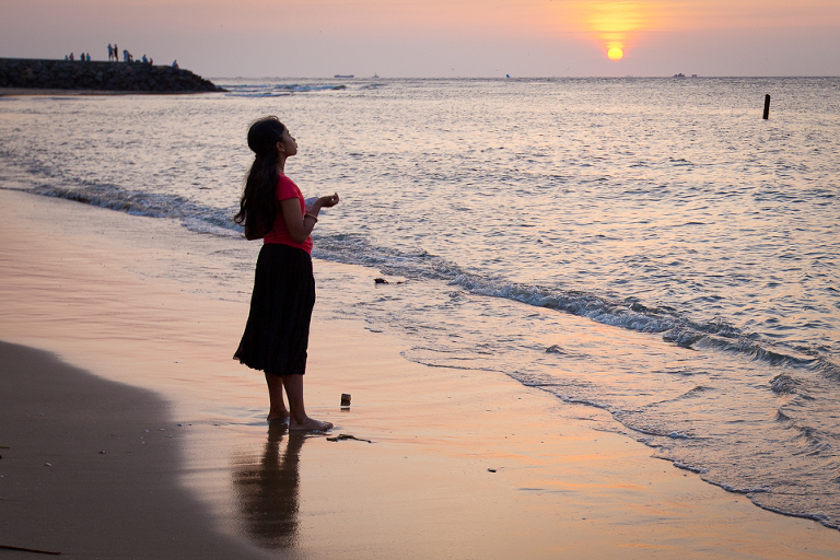 Jeune fille sur la plage à Cochin