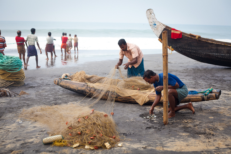 Pêcheurs indiens remettant leurs filets en place