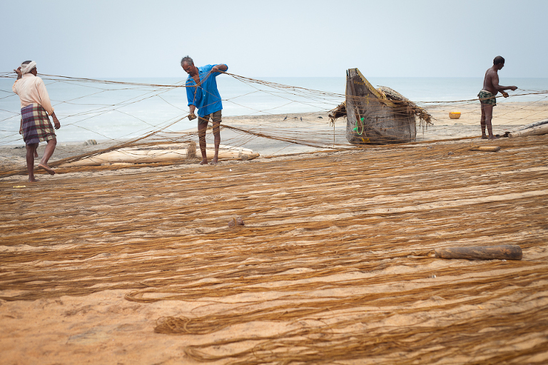 Installation des filets de pêche à Varkala en Inde