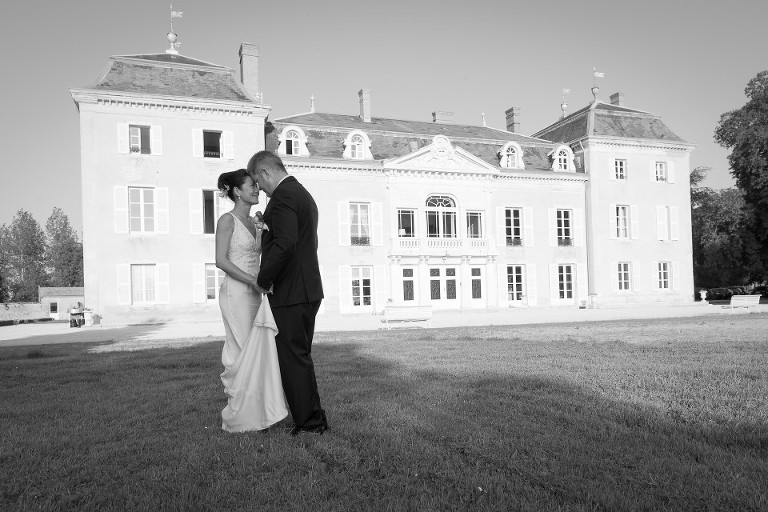 Photo de couple pendant le mariage au château de Varennes