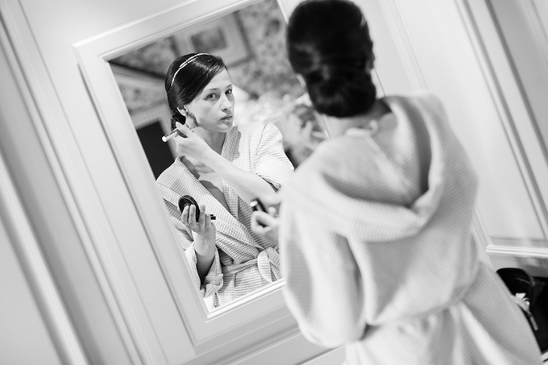 Mariée se maquille devant le miroir
