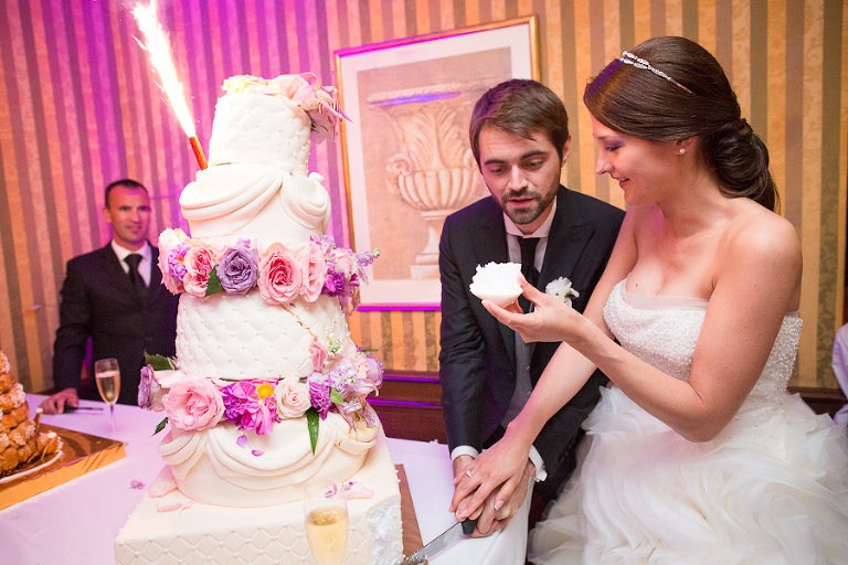 la mariée fait gouter le gâteau au marié