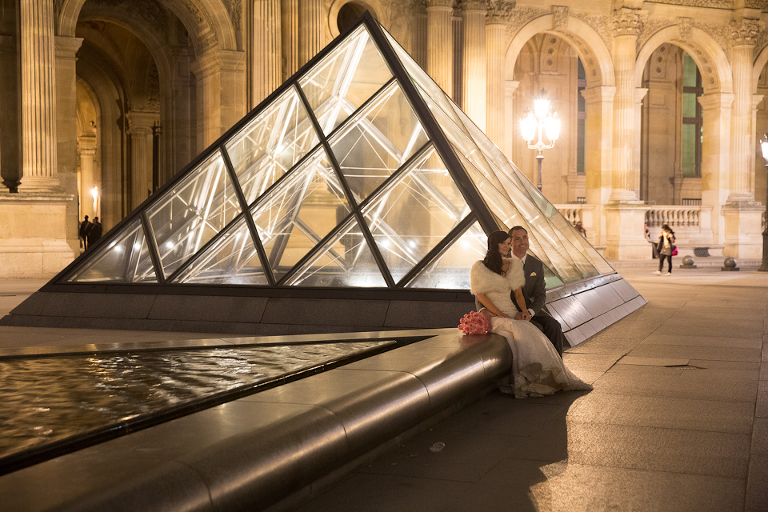 les mariés au Louvre à Paris