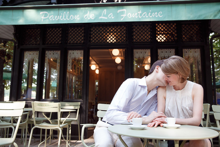 Futur marié embrasse sa fiancée autour d'un café à Paris