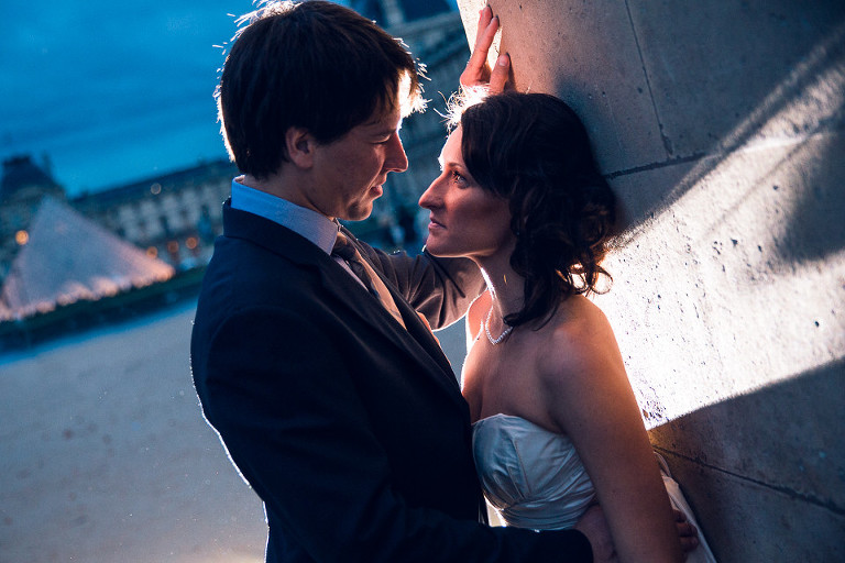 Photo de mariage pyramides du Louvre