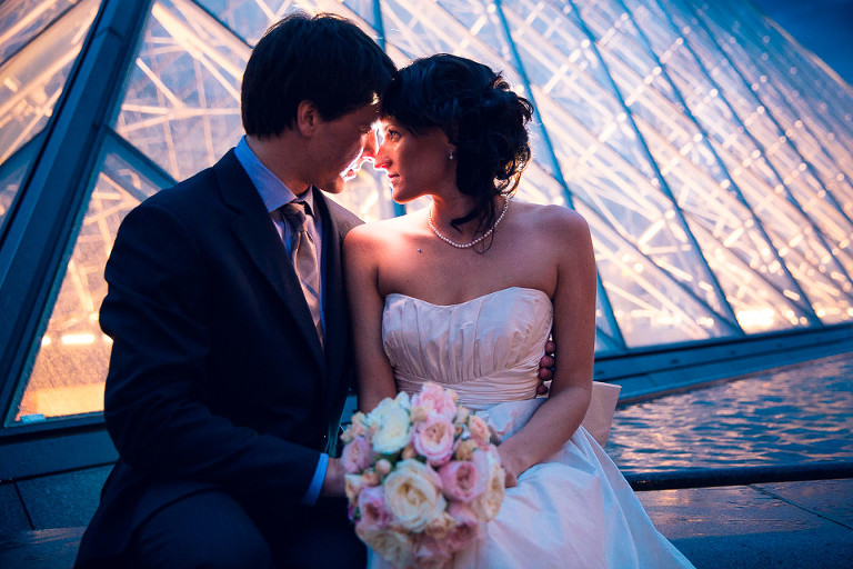 Photo de couple mariage au Louvre