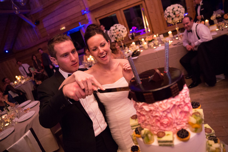 découpe du gâteau de mariage