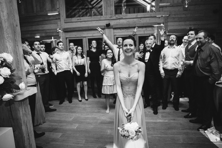 la mariée lance son bouquet dans la salle du domaine du mont d'Arbois