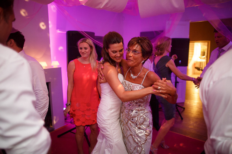 la mariée danse avec sa maman