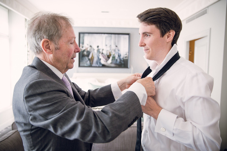le père du marié l'aide à mettre sa cravate