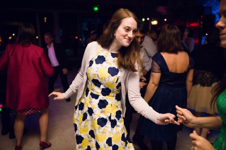 jeune femme danse de mariage