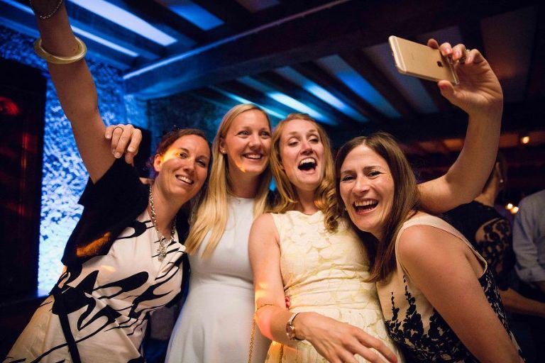 photo de groupe pendant la soirée de mariage