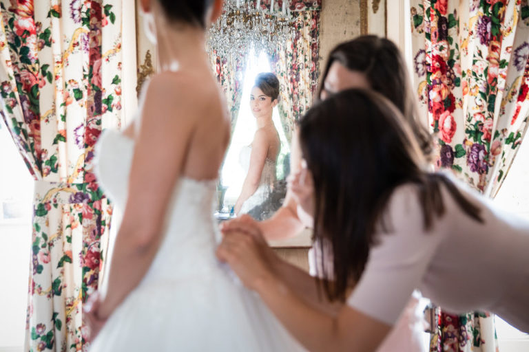 Habillage de la mariée avec ses amies