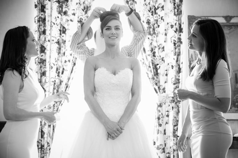 Dernier détails de la coiffure de la mariée