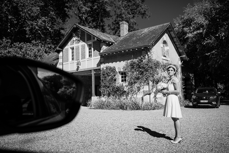 la mariée attend son chauffeur avant la cérémonie