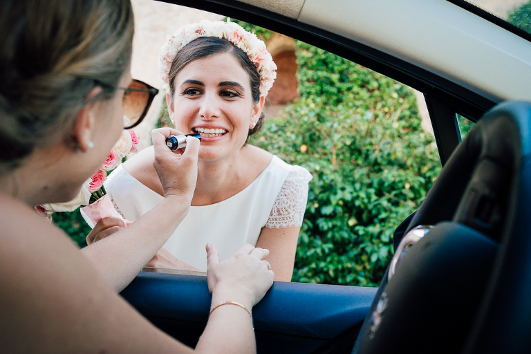 la touche finale du maquillage de la mariée