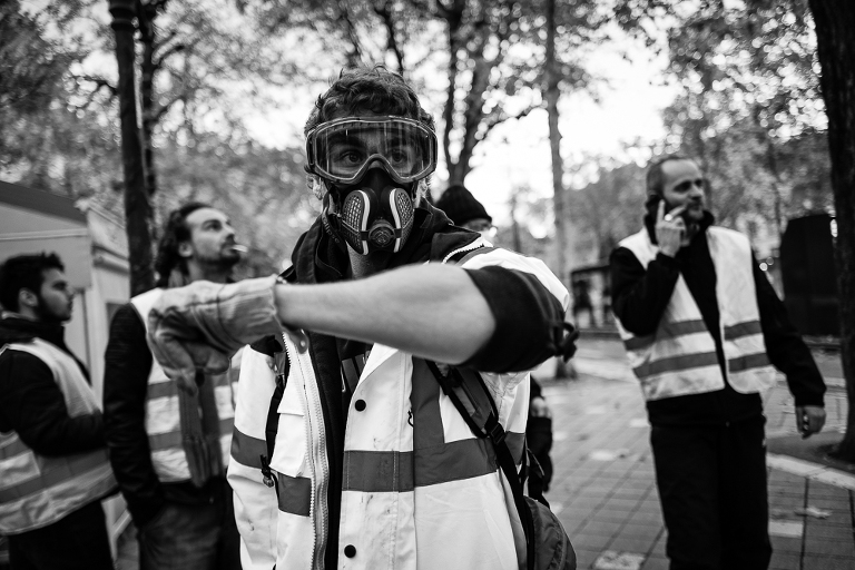 Gilet jaune en position d'attaque